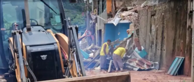 Morador de Juiz de Fora busca família após desabamento: 'É minha casa'