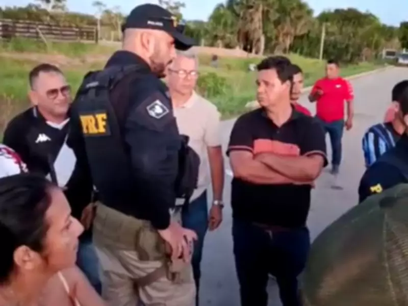 Moradores bloqueiam BR-364 em Feijó por reforma do hospital e protesto por saúde