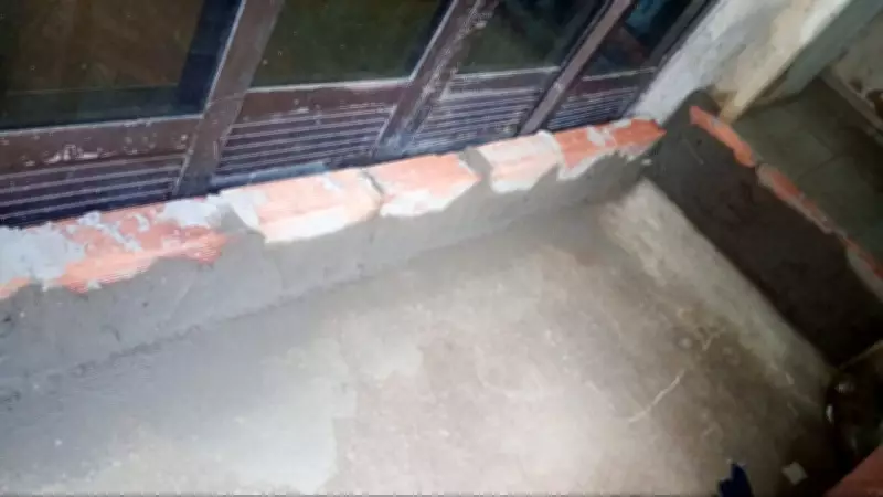 Moradores de São João de Meriti constroem barreiras após enchente que deixou morta e desalojados