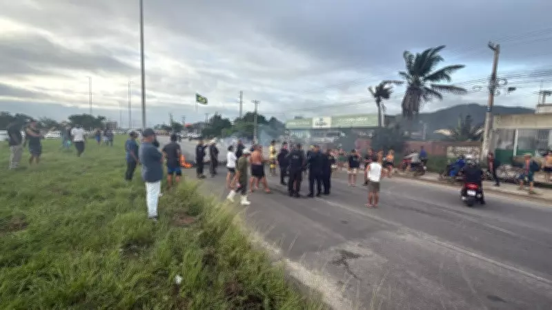 Moradores fecham RJ-140 com pneus em chamas em protesto pós-chuvas em São Pedro da Aldeia