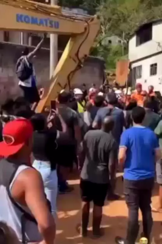 Moradores rezam após encerramento de buscas em bairro mais afetado por chuvas em Juiz de Fora