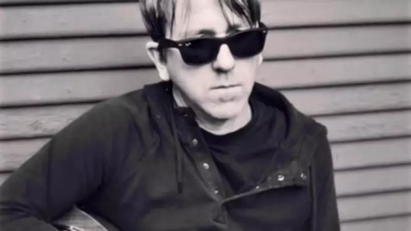 Morre Greg Brown, guitarrista e cofundador da banda americana Cake, aos 55 anos