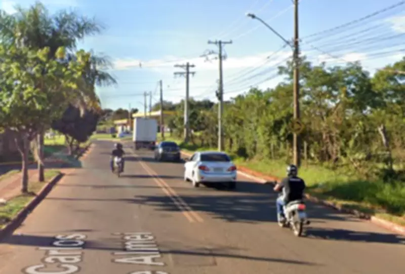 Motociclista de 43 anos morre após colidir contra árvore em Campo Grande na madrugada