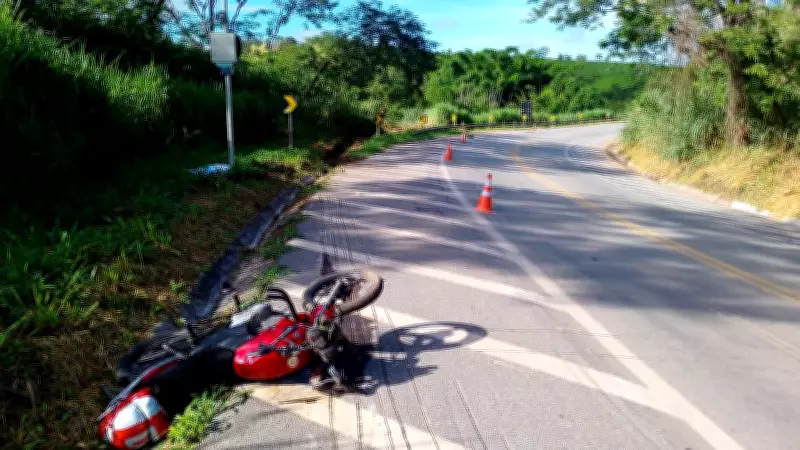 Motociclista de 46 anos perde controle em curva e morre ao colidir com placa na BR-494