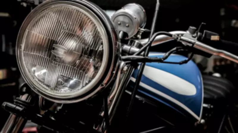 Motociclista empina moto e atropela idosa em faixa de São Paulo