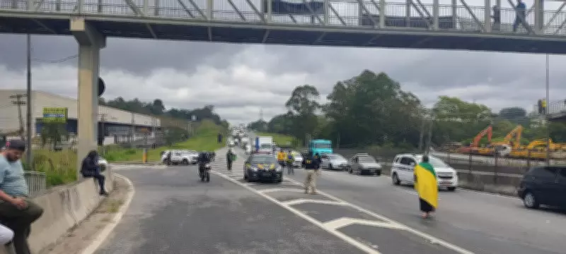 Motociclista morre atropelado por caminhão na Dutra em Arujá após tentativa de ultrapassagem