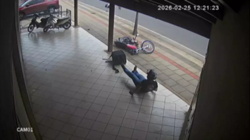 Motociclista perde controle, atropela estudante e colide em pilar de comércio em Rio Preto