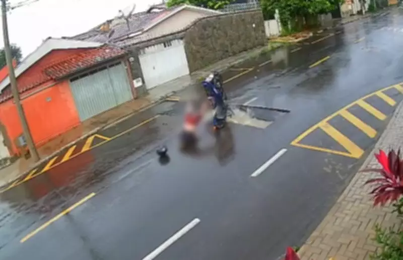 Motociclista sofre acidente grave após cair em buraco da Sabesp em Franca