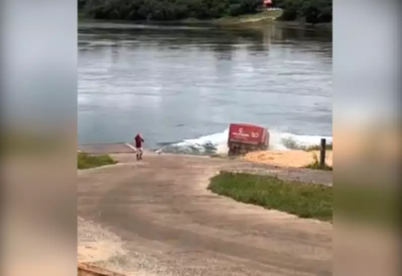 Motorista assiste desolado à carreta afundar no Rio Tocantins em Tupiratins