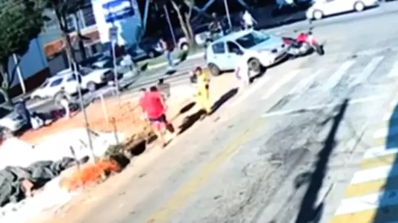 Motorista atinge duas motos paradas e foge a pé em Anápolis, Goiás