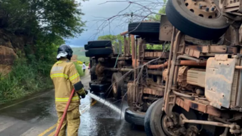 Motorista baiano sofre ferimentos leves após tombamento de caminhão no Piauí