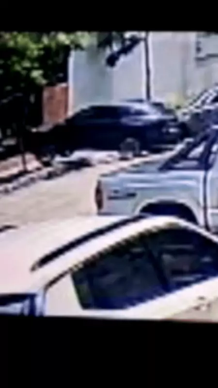 Motorista confunde marcha após batida e carro invade padaria em Vitória