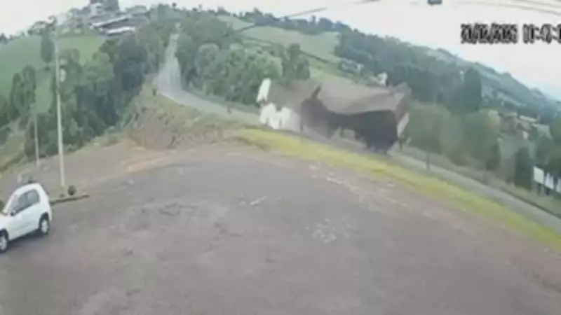 Motorista de 63 anos morre após caminhão tombar na BR-386 em Frederico Westphalen