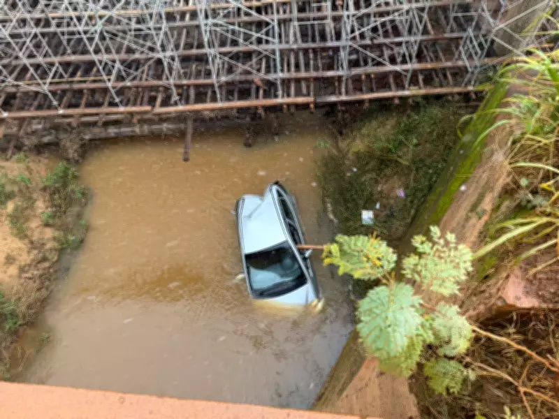 Motorista de 71 anos escapa ileso após carro cair de ponte em obras na MG-170