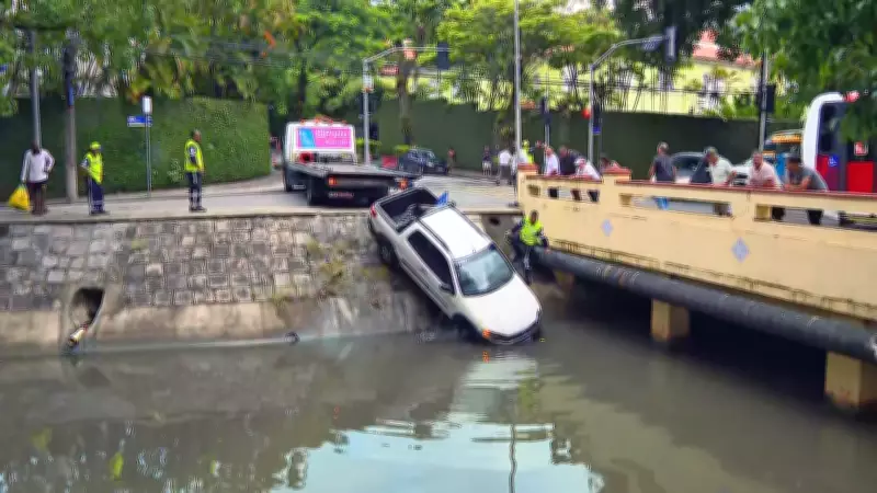 Motorista de 72 anos sai ileso após carro cair em canal no Leblon, no Rio