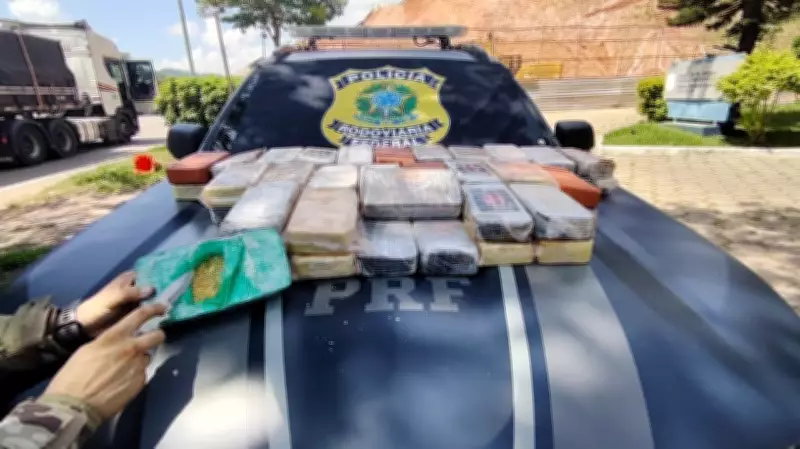 Motorista de caminhão é preso com 54 kg de pasta base de cocaína na Via Dutra, em Piraí