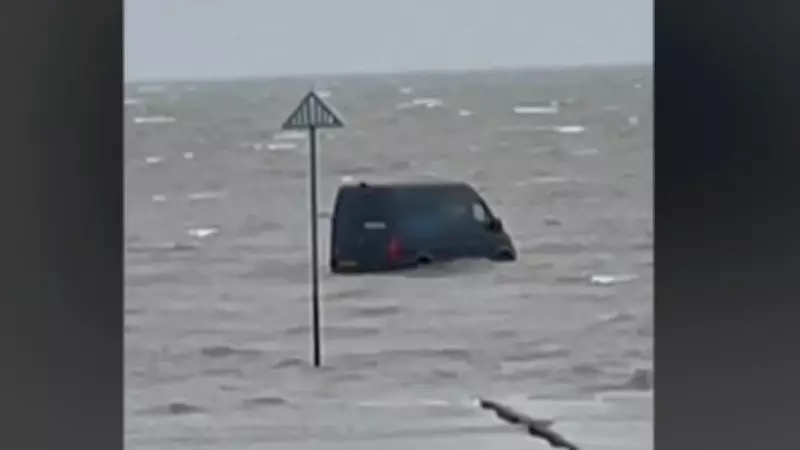 Motorista de entregas segue GPS e fica atolado em areia movediça na Inglaterra