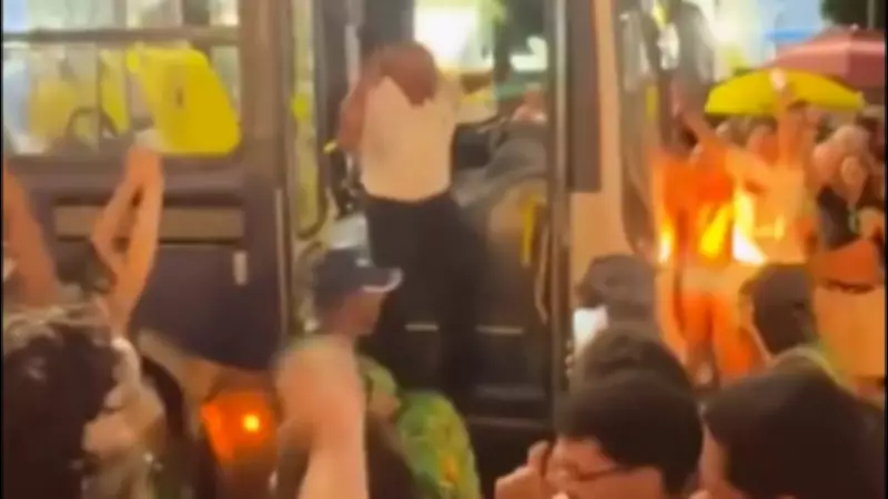 Motorista de ônibus abandona volante e se junta à folia em bloco de Carnaval em São João del Rei