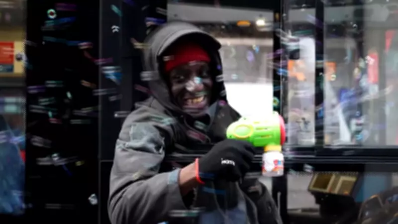 Motorista de ônibus em Londres usa bolhas de sabão para alegrar a cidade