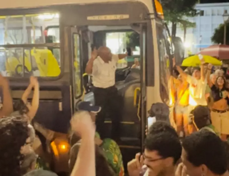 Motorista de ônibus vira sensação ao dançar em bloco de carnaval em São João del Rei