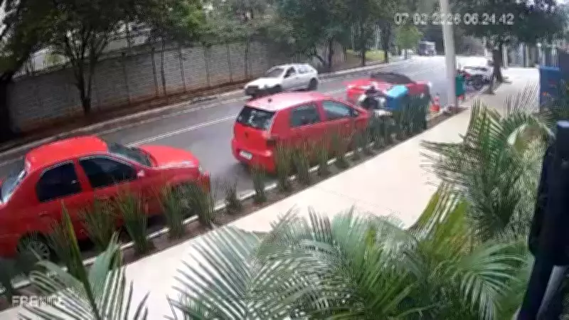 Motorista de Porsche bate em veículos estacionados e foge na zona sul de São Paulo