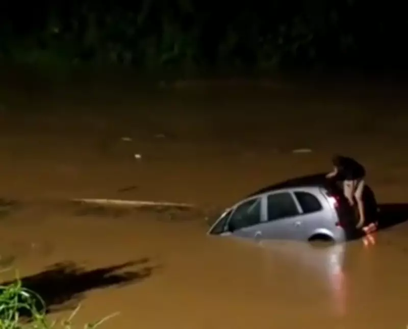 Motorista escapa de carro submerso ao quebrar vidro do porta-malas em acidente em Brusque, SC