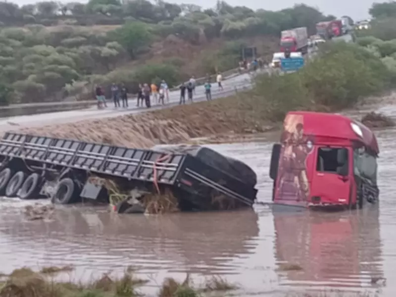 Motorista fica duas horas em cima de carreta arrastada por correnteza em Jupi, PE