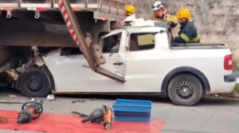 Motorista fica preso em ferragens após colidir com caminhão estacionado em Divinópolis