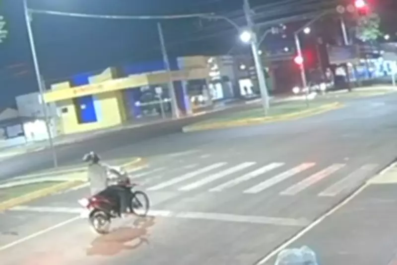 Motorista foge após atropelar motociclista parado em semáforo no Mato Grosso do Sul