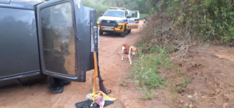Motorista foge da polícia, capota carro e é preso por caça ilegal no Norte de Minas Gerais