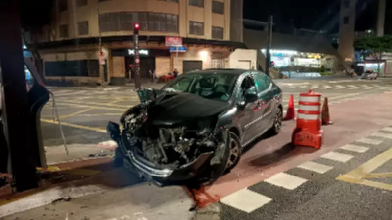 Motorista foge de blitz do bafômetro e bate carro em coluna semafórica na Avenida Paulista