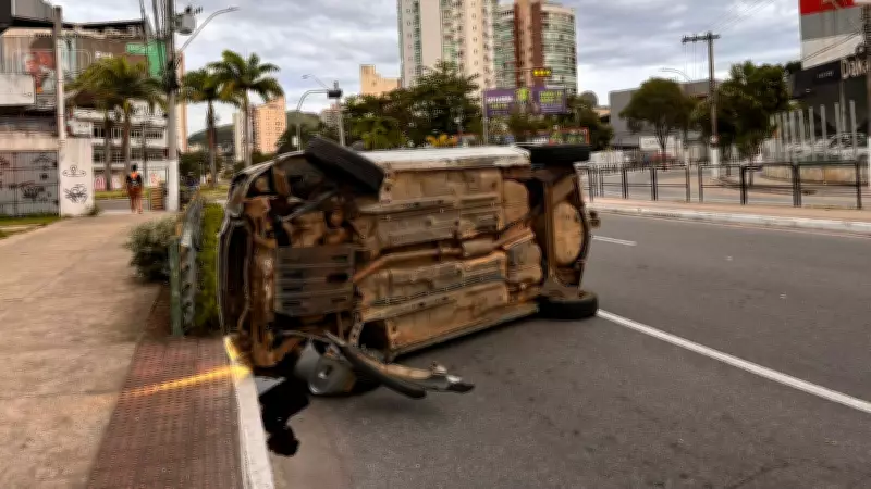 Motorista foge pelo porta-malas após capotar carro na Avenida Cezar Hilal, em Vitória