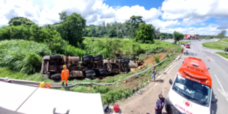 Motorista morre após carreta carregada com cimento tombar em manancial na MG-050, em Formiga