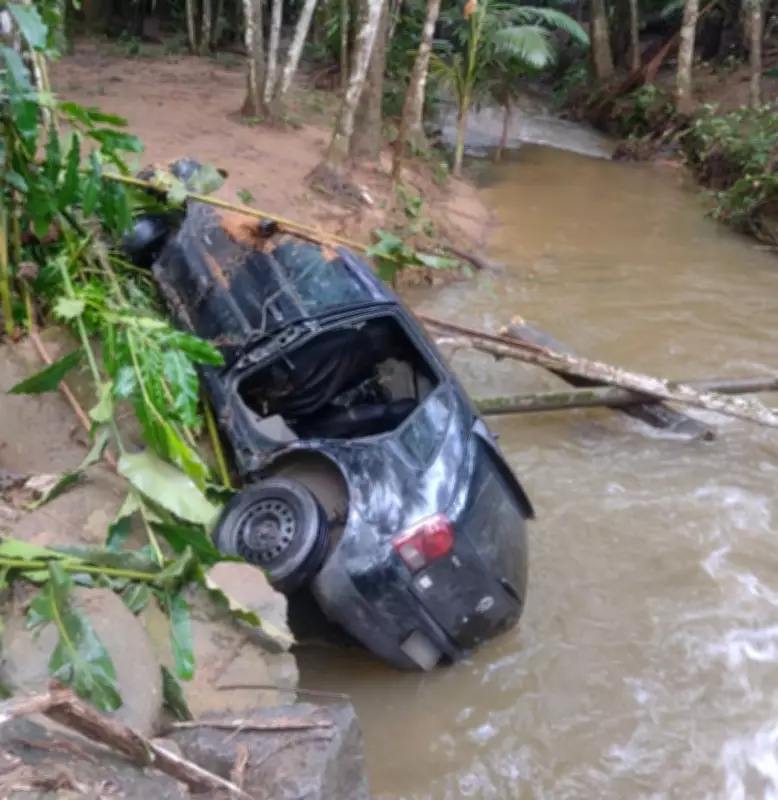 Motorista morre após carro ser arrastado por correnteza durante temporal em Paraty