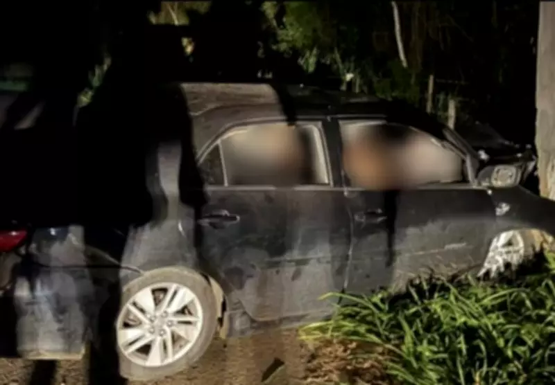 Motorista morre após colidir com poste em Três Rios; dois passageiros ficam gravemente feridos