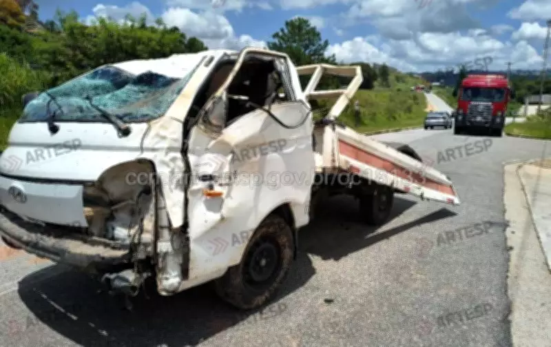 Motorista morre após ser arremessado de picape em acidente na SP-300, em Cabreúva