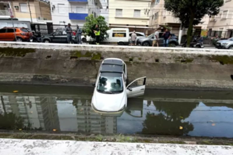 Motorista perde controle em manobra e carro cai em canal na Avenida Washington Luís, em Santos