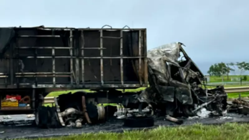 Motorista sofre queimaduras após colisão entre caminhões e incêndio na SP-320 em Jales