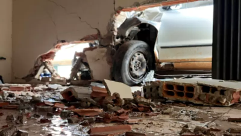 Motorista tem crise convulsiva ao volante e invade residência com carro em Araguari