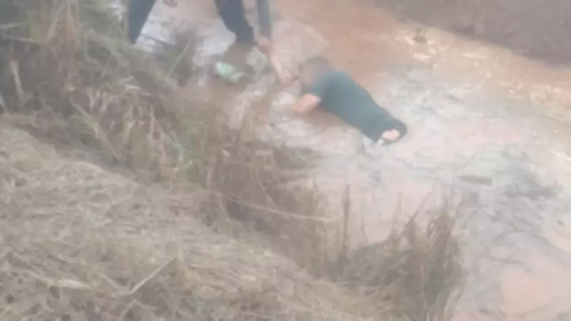 Motorista tem estado grave após capotar e cair em poça d'água na SP-461 em Votuporanga