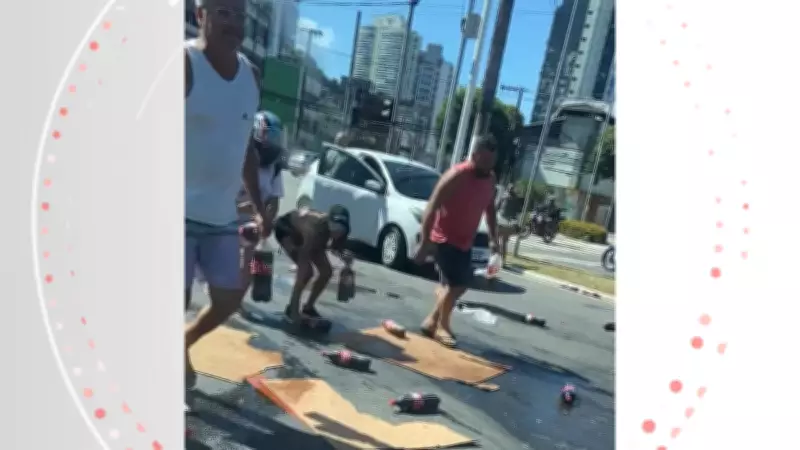 Motoristas e pedestres ajudam a recolher carga de refrigerante caída em Vitória