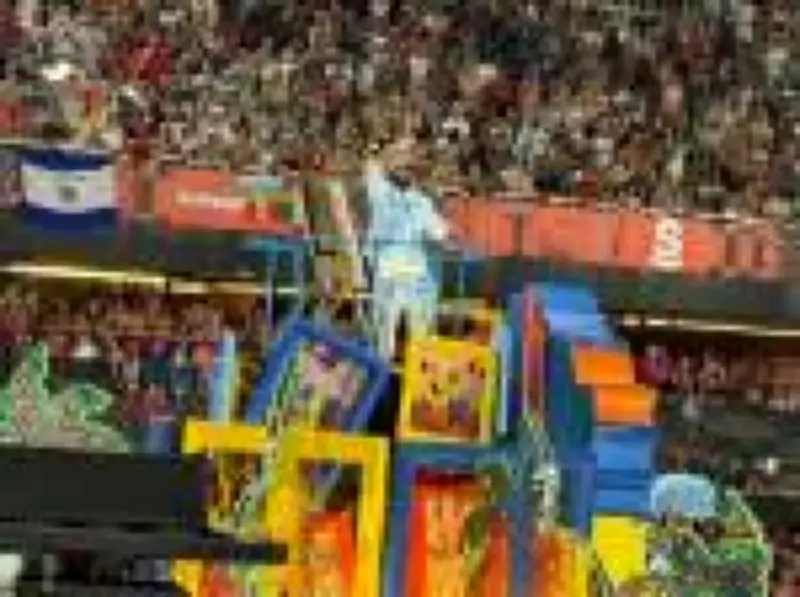 Mulambö pinta tela ao vivo no desfile da Vila Isabel em homenagem a Heitor dos Prazeres