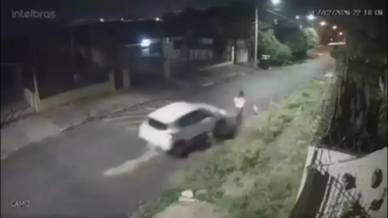 Mulher atropelada em Cachoeirinha: motorista foge e polícia investiga tentativa de feminicídio