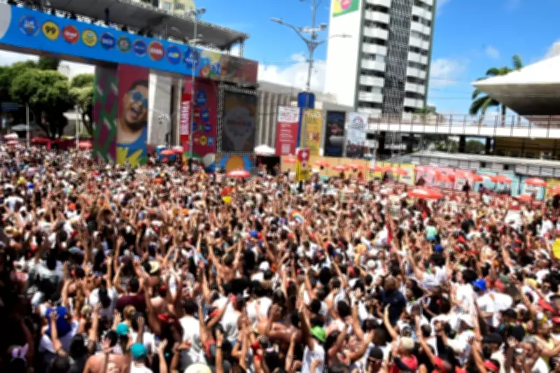 Mulher baleada no olho e homem ferido no pescoço em briga no Carnaval de Salvador