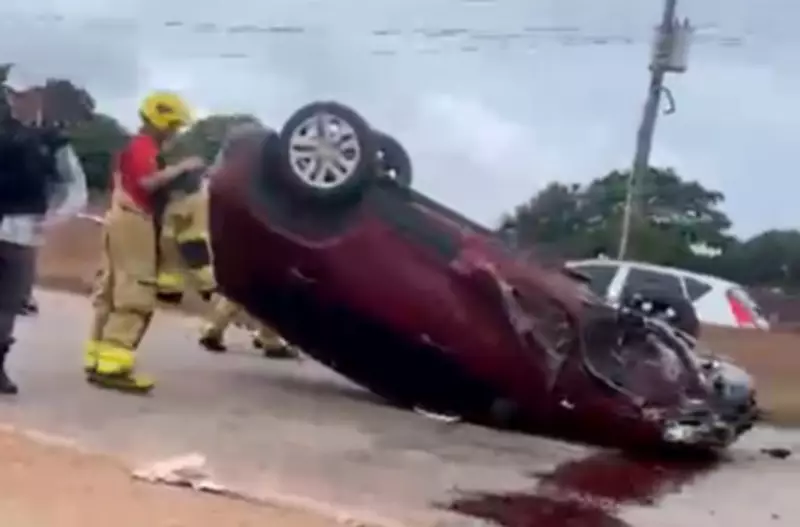Mulher capota carro após colisão em mureta na rodovia Duca Serra, em Macapá