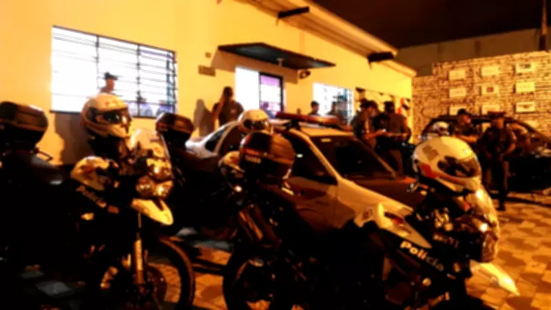 Mulher de 18 anos é presa por furtar roupas em shopping de Suzano com sacola adaptada