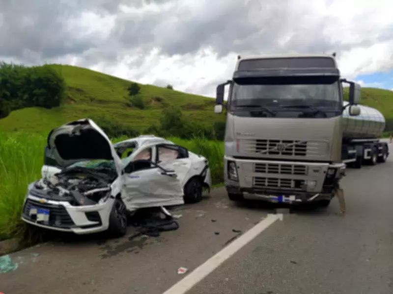 Mulher de 46 anos fica gravemente ferida em acidente entre carreta e carro na BR-393, em Barra do Piraí