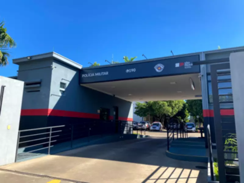 Mulher em estado gravíssimo após cair de carro em movimento em Presidente Prudente