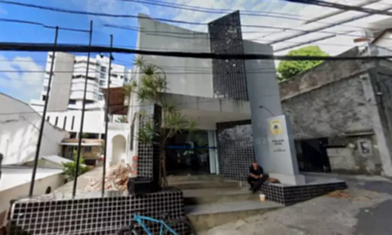 Mulher fica ferida após cair em pedras durante tentativa de assalto em praia de Salvador