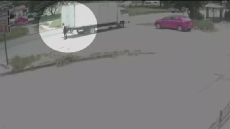 Mulher morre após ser atropelada por caminhão em manobra irregular em São Gonçalo